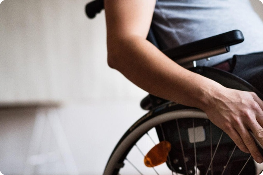 Para sa mga may limitadong kadaliang kumilos: Ginagawang posible ang independiyenteng paggalaw at sinusuportahan ang paglalakbay para sa mga pang-araw-araw na gawain at gawain.